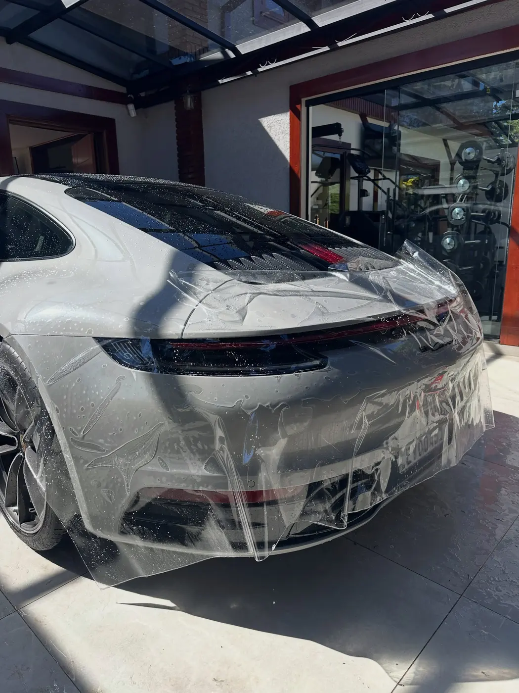 Traseira de um Porsche recebendo película de proteção de pintura