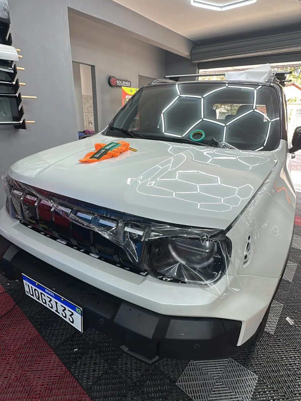 Frente de um Jeep Renegade com película sendo assentada
