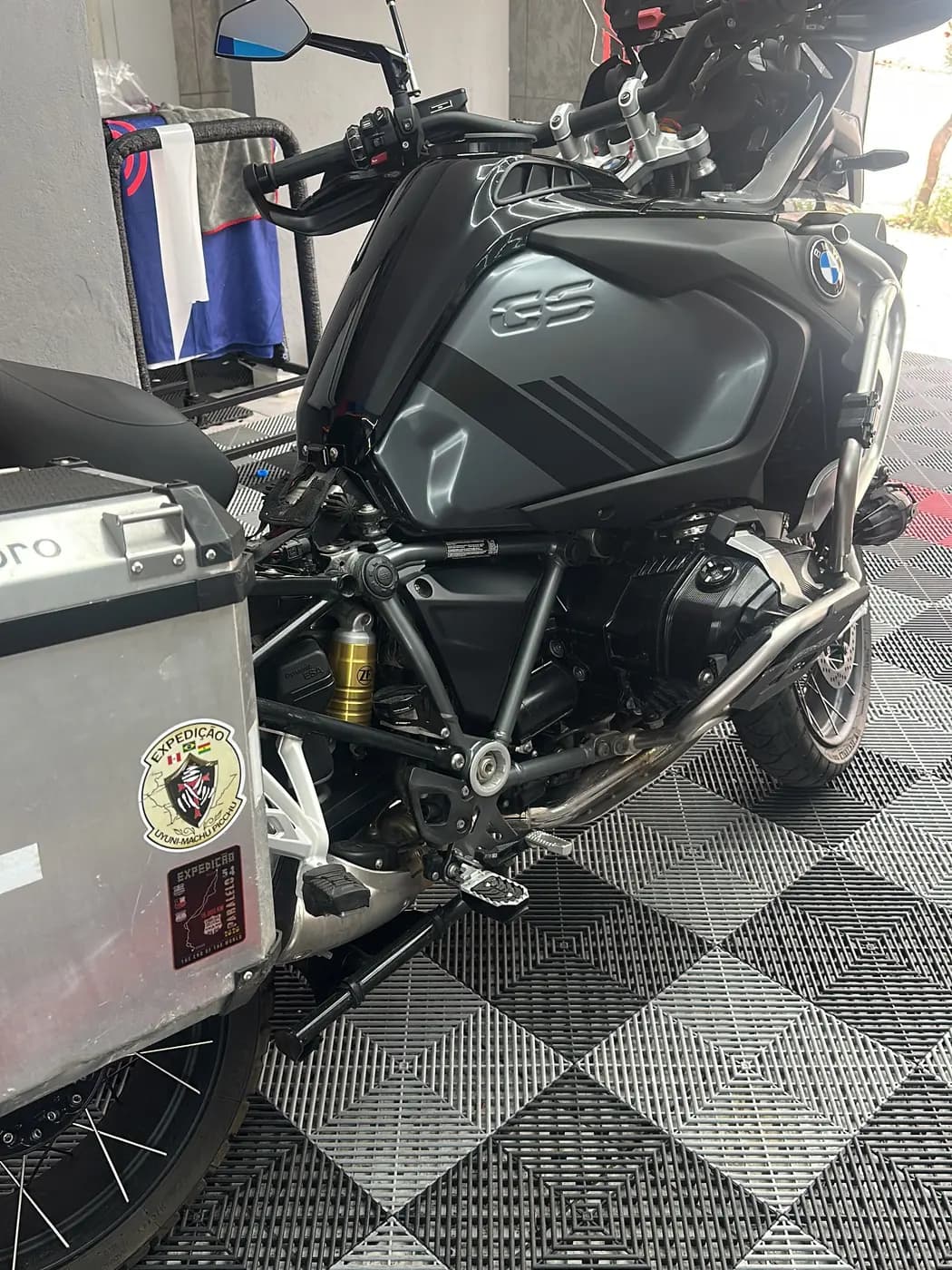 Detalhe de uma moto BMW na loja