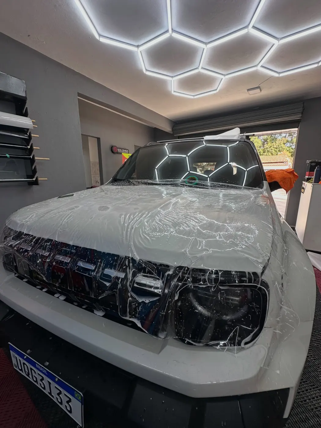 Jeep Renegade com película sendo aplicada no capô