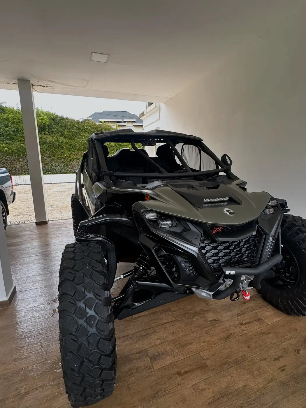UTV estacionado na área externa da loja