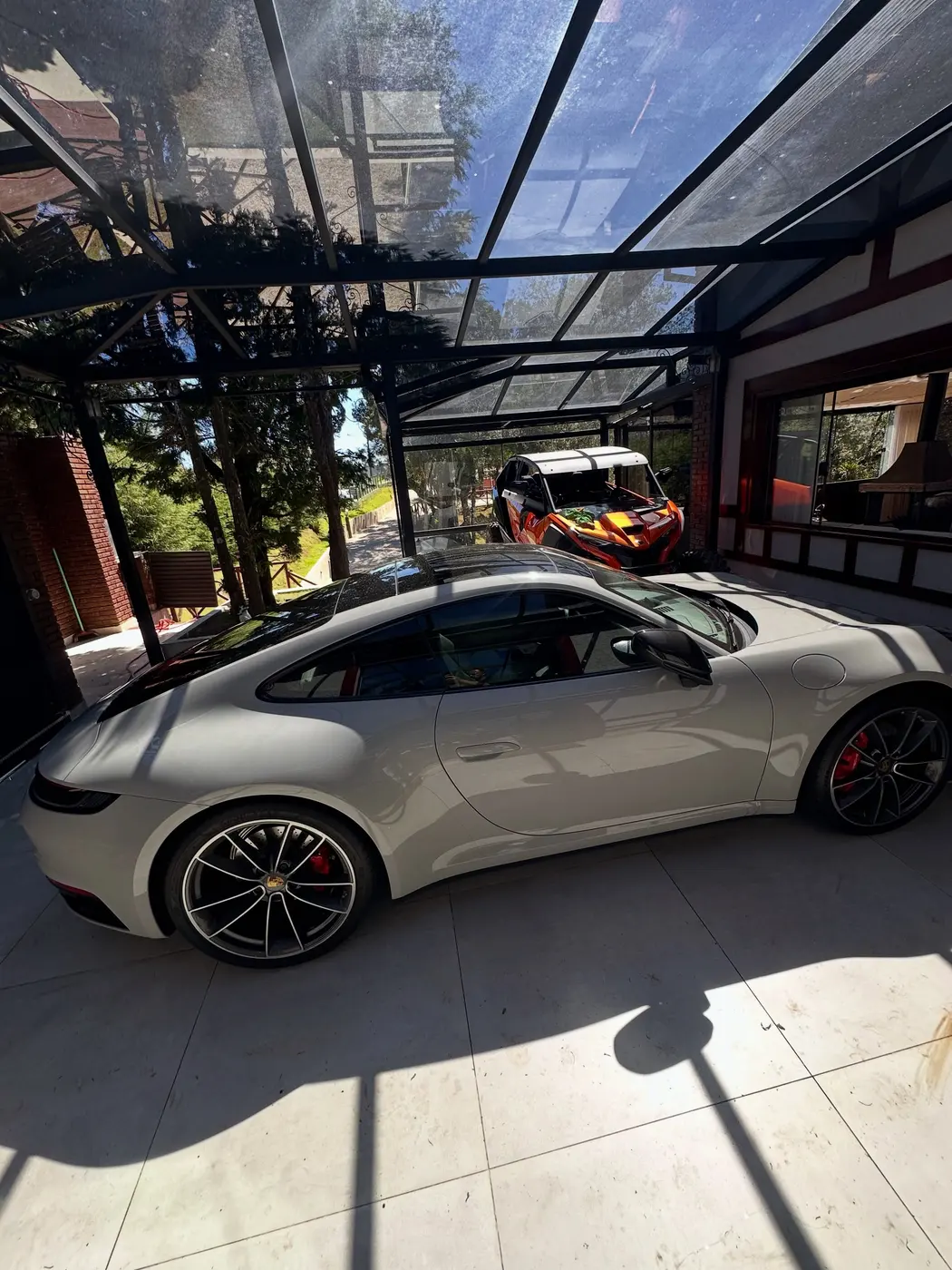 Porsche branco pronto, na entrada da loja