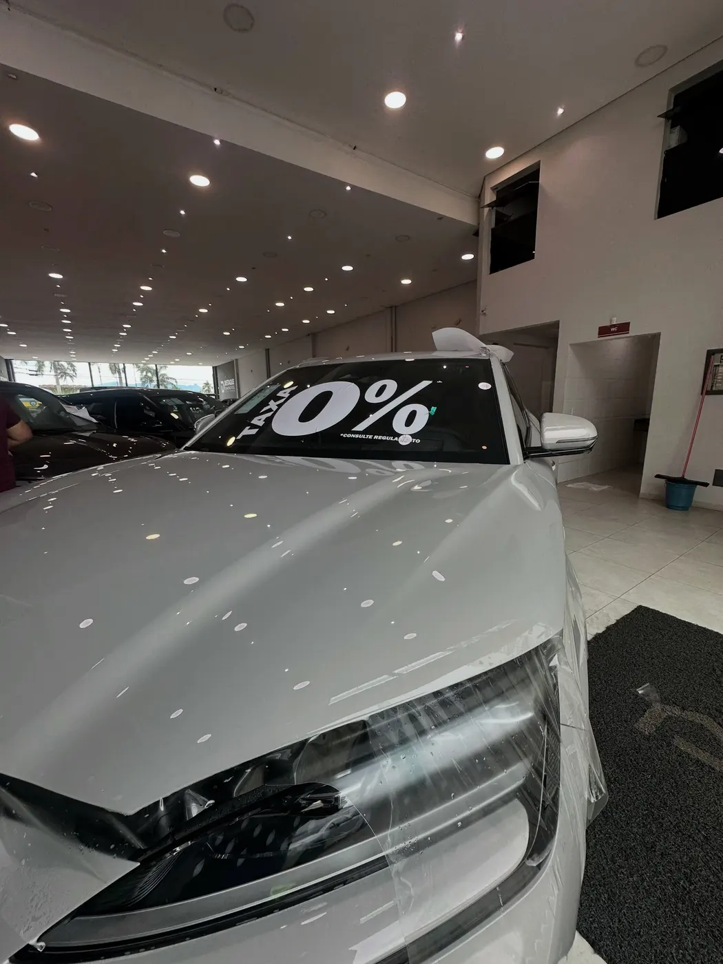 BYD branco pronto, com película aplicada