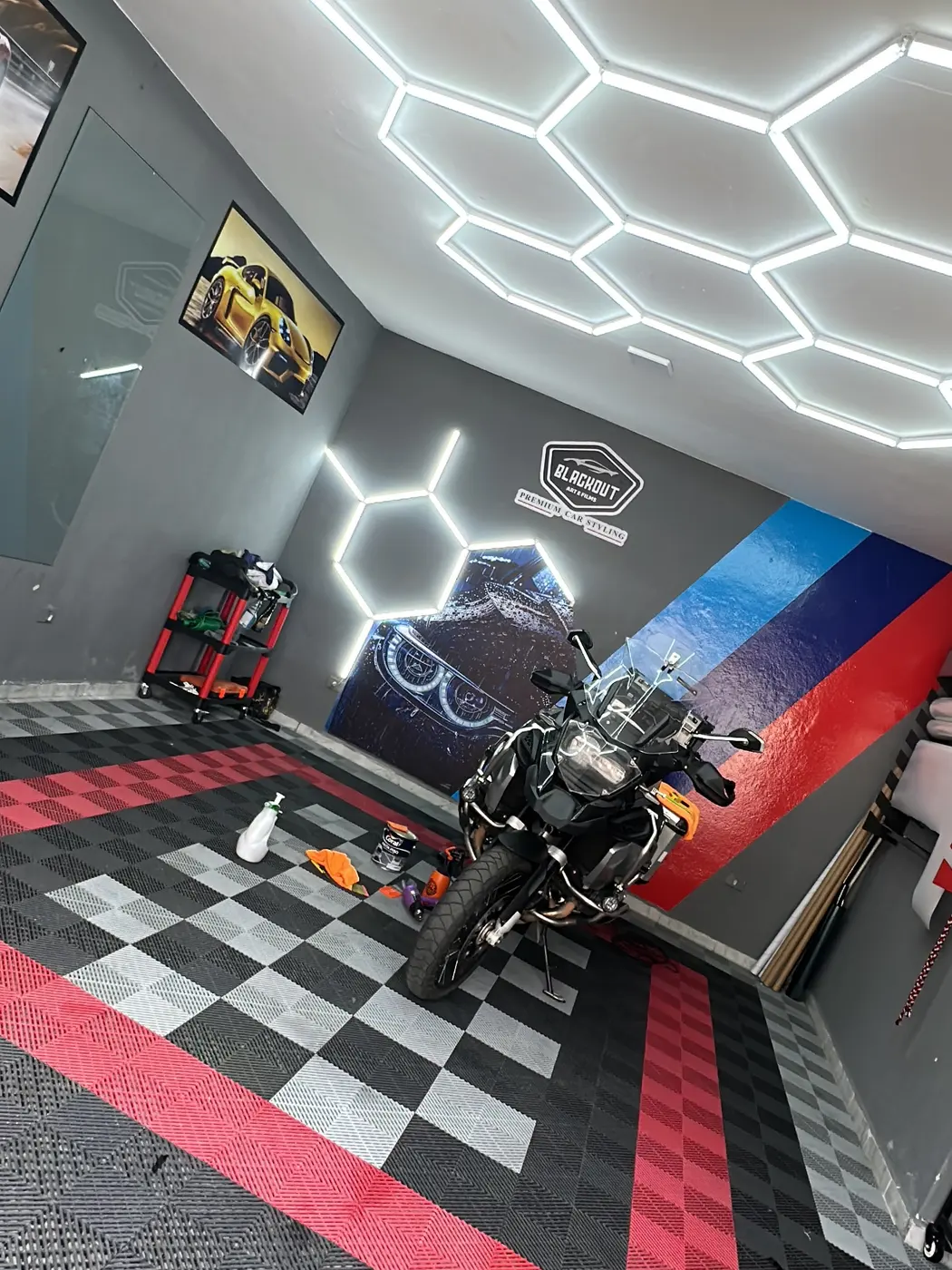 Interior da loja Blackout com luzes hexagonais e piso quadriculado